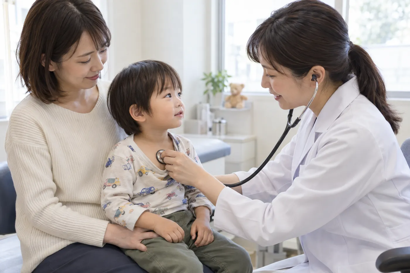 診察室で医師が子どもを聴診している様子
